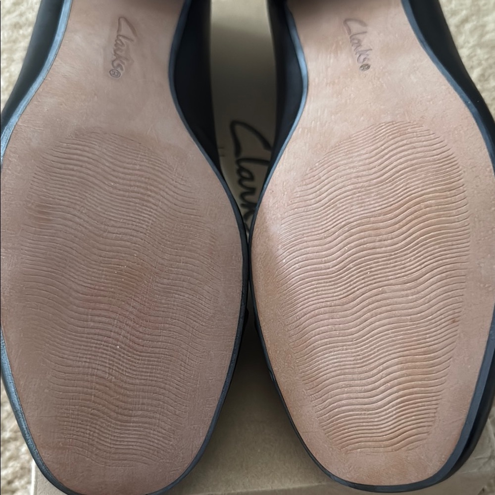 Clarks Black Low Heel Pumps - Picture 7 of 7